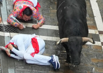 El primer encierro de toros de los sanfermines, muy rápido y accidentado