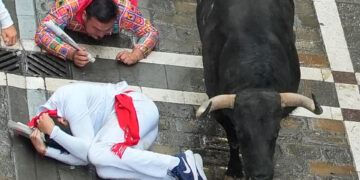 El primer encierro de toros de los sanfermines, muy rápido y accidentado