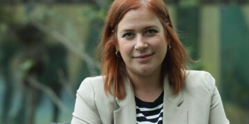 Elísabet Benavent «tenía muchas ganas de hablar de privilegio» en su última novela ‘Esnob’