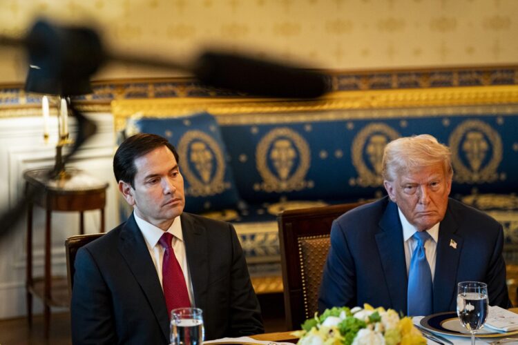 Fotografía del 7 de julio de 2025 del secretario de Estado de EE.UU., Marco Rubio (i), junto al presidente Donald Trump (d). EFE/AL DRAGO / POOL
