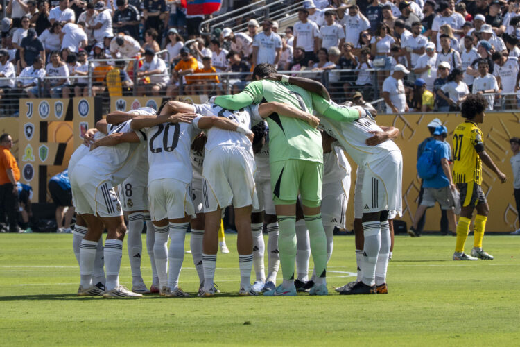 Jugadores del Real Madrid se reúnen este sábado, en un partido del Mundial de Clubes entre Real Madrid y Borussia Dortmund en el estadio MetLife de Nueva Jersey (EE.UU.), en una foto de archivo. EFE/A´ngel Colmenares