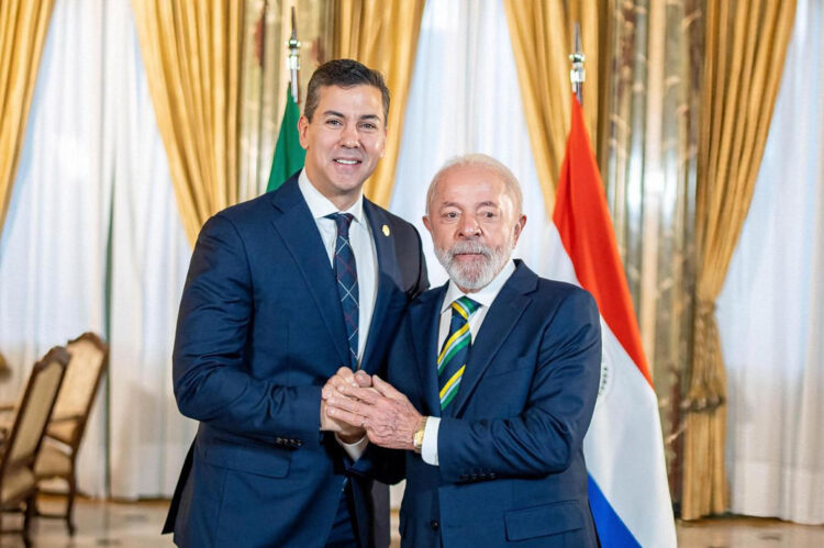 Fotografía cedida este jueves, 3 de julio, por la Presidencia de Paraguay en la que aparecen los mandatarios de Paraguay, Santiago Peña (i), y de Brasil, Luiz Inácio Lula da Silva, durante una reunión, en Buenos Aires (Argentina). EFE/Presidencia de Paraguay