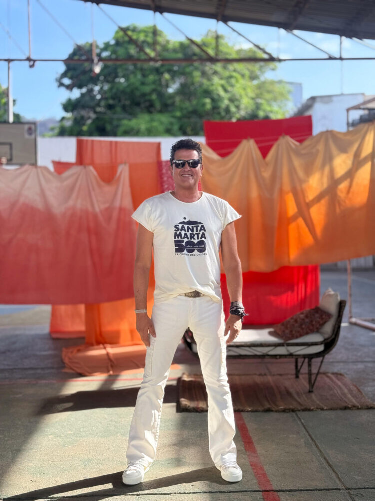 Fotografía cedida por Paola España Comunicaciones donde aparece el cantante colombiano Carlos Vives vistiendo una camiseta que conmemora los 500 años de la ciudad de Santa Marta (Colombia). EFE/Paola España Comunicaciones /