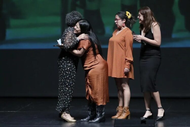Miryam Ramírez (c), con su trabajo 'Río Bravo, el caudal de los mil migrantes muertos', recibe el Premio Gabo 2025 en la categoría 'Cobertura'. EFE/Carlos Ortega