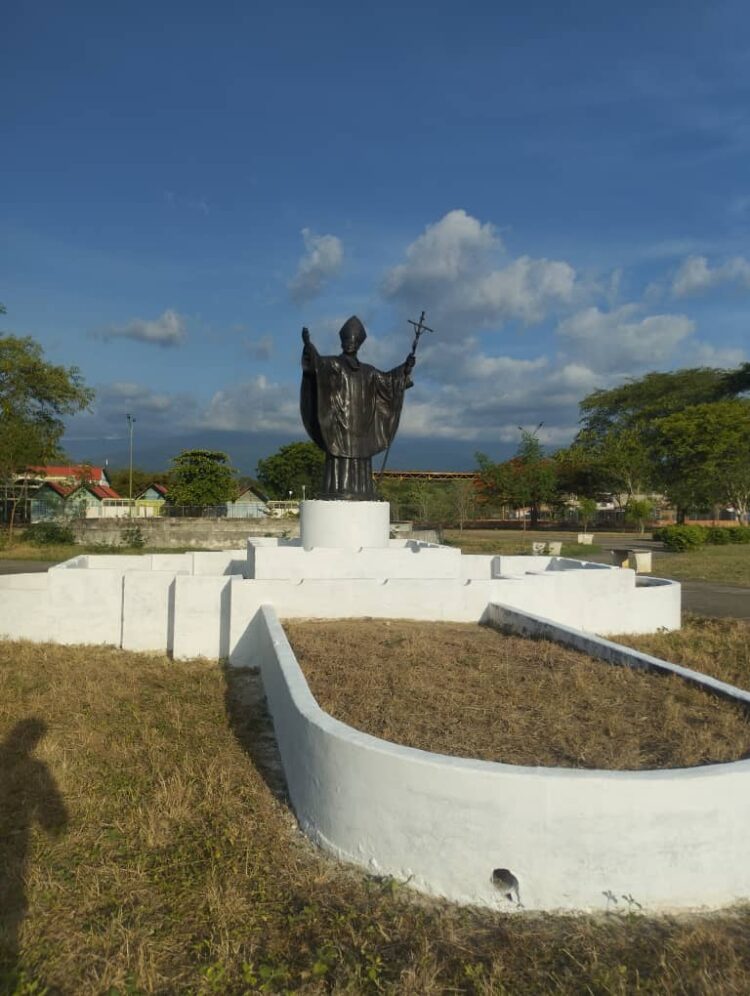 Realizan trabajo de recuperación del parque y la estatua