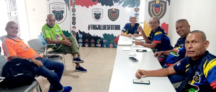 Directivos de la Liga de Futbol Master del estado Trujillo, organizando la quinta jornada del round robín (Foto Hablemos de Deporte).