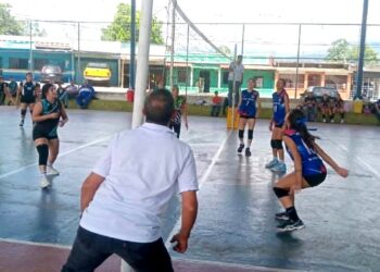 Escuela “Los Perez” impactante cierre del campeonato de volibol en La Cejita