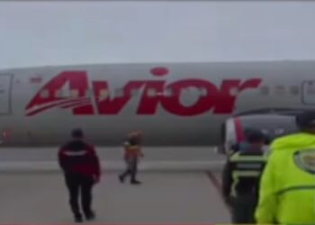 Llegaron al país dos aviones con los 252 migrantes que estaban presos en El Salvador