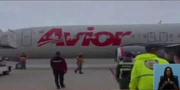 Llegaron al país dos aviones con los 252 migrantes que estaban presos en El Salvador