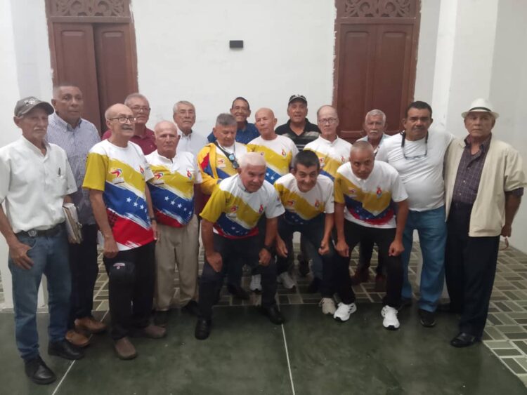 El grupo de Glorias Deportivas presentes en las exequias de Gilberto Amaya.