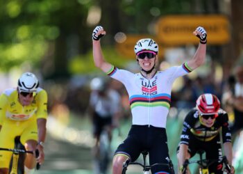Pogacar se hace centenario en Ruán, Van der Poel retiene el maillot amarillo
