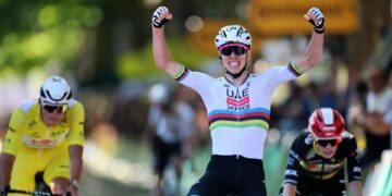 Pogacar se hace centenario en Ruán, Van der Poel retiene el maillot amarillo