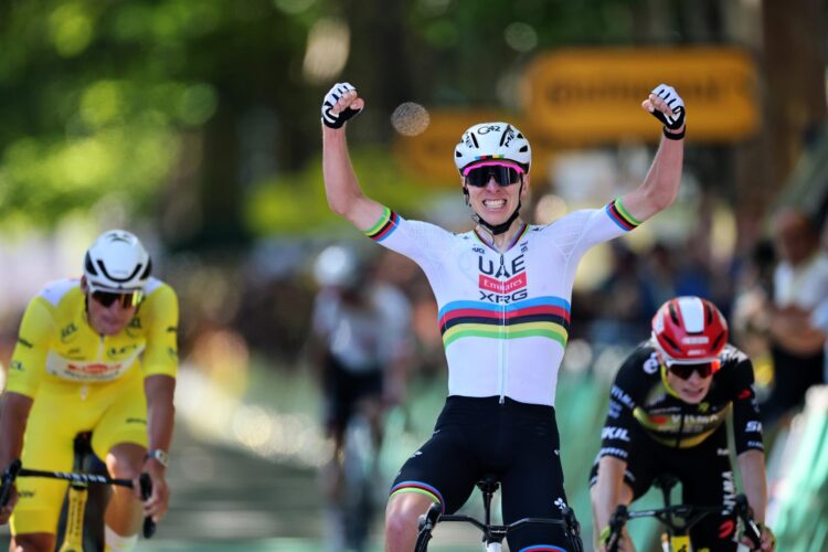 El esloveno Tadej Pogacar celebra la victoria en la cuarta etapa del Tour. EFE/EPA/MARTIN DIVISEK