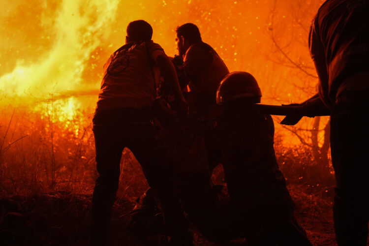 Equipos de bomberos tratan de extinguir los incendios que devoran los bosques de la provincia de Latakia, en el noroeste de Siria, este martes. EFE/Yahya Nemah