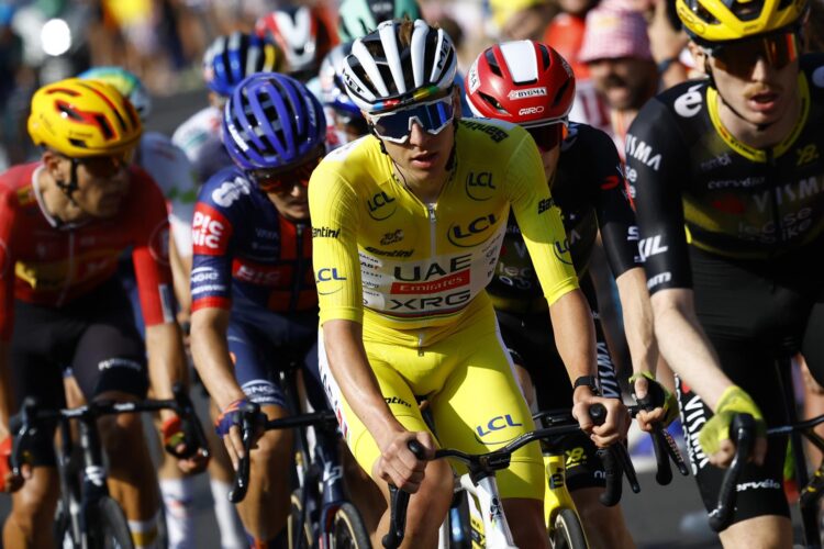 El esloveno Tadej Pogacar (C), delf UAE Team Emirate, durante la décima etapa del Tour de Francia. EFE/EPA/MARTIN DIVISEK