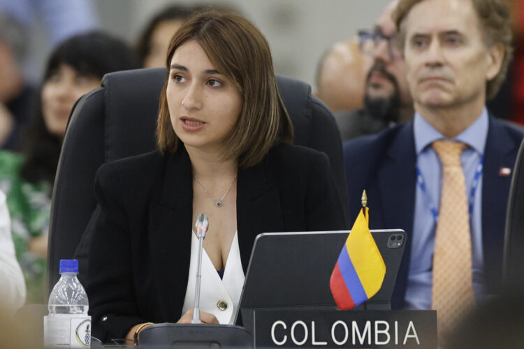 La ministra de Relaciones Exteriores de Colombia, Laura Sarabia (c), que hoy presentó su renuncia, fue captada el pasado 26 de junio, al intervenir durante la 55ª Asamblea General de la OEA, en Saint Johns (Antigua y Barbuda). EFE/Bienvenido Velasco