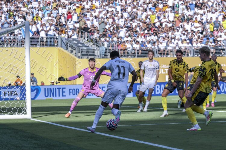 El jugador del Real Madrid Rodrygo (C) en acción contra el portero Gregor Kobel de Borussia Dortmund (i) durante el partido de la Copa Mundial de Clubes de la FIFA 2025 entre el Real Madrid y Borussia Dortmund en el MetLife Stadium en East Rutherford, Nueva Jersey, EE. UU. EFE/EPA/SARAH YENESEL