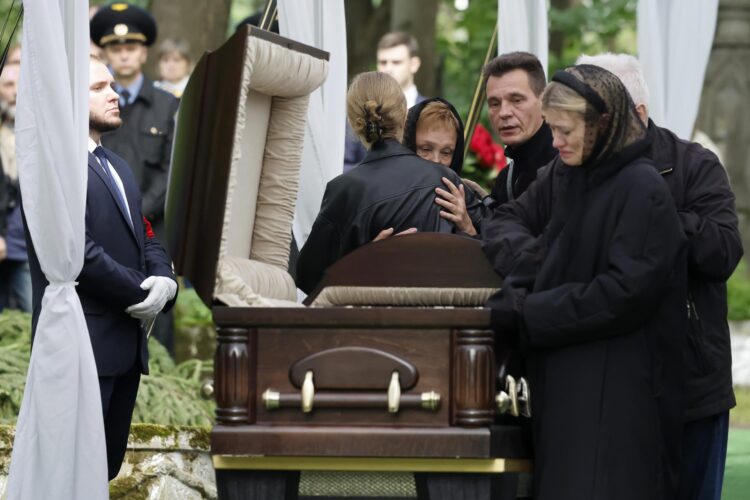 Sepultan en San Petersburgo al ministro ruso hallado muerto el día de su destitución