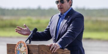 EE.UU. comienza a deportar a migrantes en vuelos desde ‘Alligator Alcatraz’ en Florida