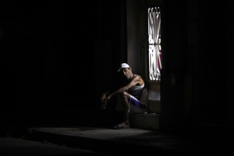 Un hombre fue captado durante la madrugada del pasado 1 de julio en medio de una calle en penumbra, durante uno de los diarios apagones eléctricos, en La Habana (Cuba). EFE/Ernesto Mastrascusa