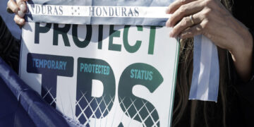 La cruzada de Trump contra el TPS genera temor y confusión sobre qué país será el próximo