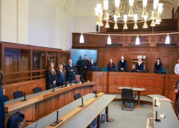 Médico acusado de asesinar a 15 pacientes en Berlín guardia silencio al inicio del juicio