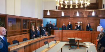 Médico acusado de asesinar a 15 pacientes en Berlín guardia silencio al inicio del juicio