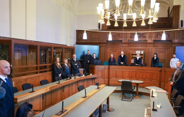 Una vista del interior de la sala del tribunal antes del inicio del juicio del médico de cuidados paliativos Johannes M. en el Tribunal Penal de Moabit en Berlín, Alemania, 14 de julio de 2025. El médico de cuidados paliativos Johannes M. está sospechoso de haber matado intencionalmente a catorce pacientes durante visitas a domicilio entre septiembre de 2021 y julio de 2024, según la Fiscalía de Berlín. Una unidad especial dentro de la división de homicidios de la Oficina de Policía Criminal del Estado de Berlín, en cooperación con la Fiscalía de Berlín, está llevando a cabo la investigación. (Alemania) EFE/EPA/HANNIBAL HANSCHKE
", "to": "es" }