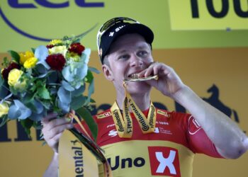 Abrahamsen se bautiza en Toulouse, Healy llega a Pirineos de amarillo