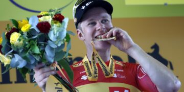 Abrahamsen se bautiza en Toulouse, Healy llega a Pirineos de amarillo