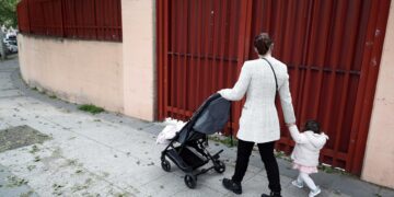 España aumenta a 19 semanas el permiso laboral retribuido para cuidar hijos pequeños