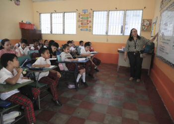 Más de 8.700 estudiantes colombianos afectados por conflicto en el primer semestre de 2025