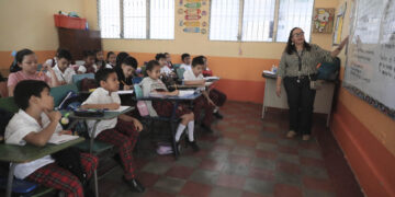 Más de 8.700 estudiantes colombianos afectados por conflicto en el primer semestre de 2025