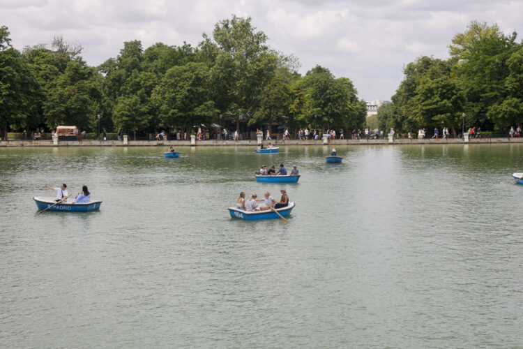 En la imagen de archivo, varias personas disfrutan del lago del Parque de El Retiro de Madrid, montados en sus barcas.EFE/ Mario Moron