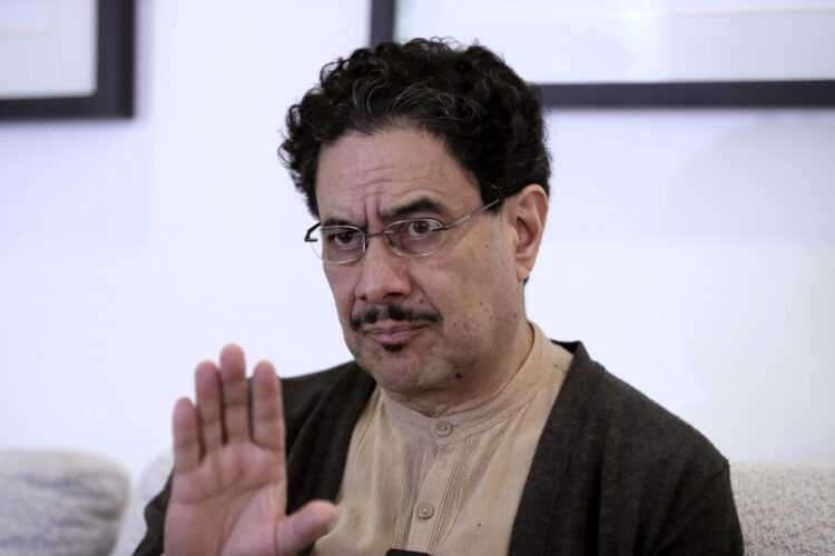 El senador de Colombia Iván Cepeda habla durante entrevista con EFE, en Bogotá (Colombia). EFE/ Carlos Ortega