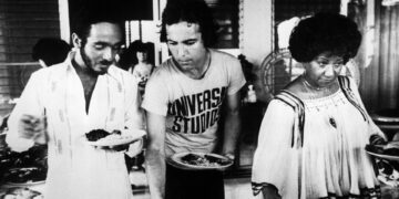 Reeditan en vinilo exitoso disco de Colón y Blades ‘Canciones del Solar de los Aburridos’