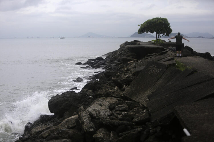 Fotografía del oleaje en la bahía de Panamá este miércoles, en Ciudad de Panamá (Panamá). EFE/ Carlos Lemos