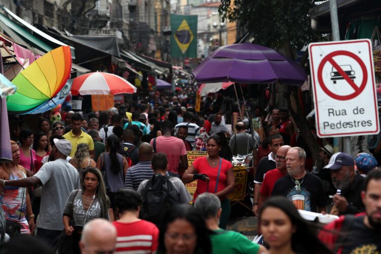 Personas pasean por un comercio popular de Río de Janeiro (Brasil), en una fotografía de archivo. EFE / Marcelo Sayão