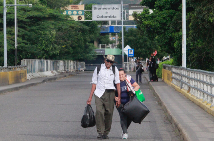 Fotografía de archivo de personas caminando por el puente Internacional Simón Bolívar, que une a Colombia con Venezuela en La Parada (Colombia). EFE/Mario Caicedo