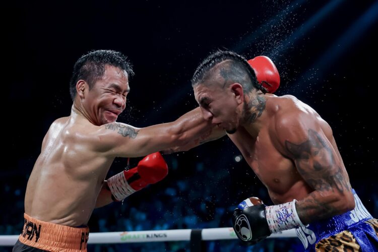 El filipino Manny Pacquiao (i) mantuvo la iniciativa en un combate cerrado contra el estadounidense Mario Barrios (d), quien retuvo este sábado su título welter del Consejo Mundial de Boxeo (CMB) en Las Vegas (Nevada). EFE/EPA/ALLISON DINNER