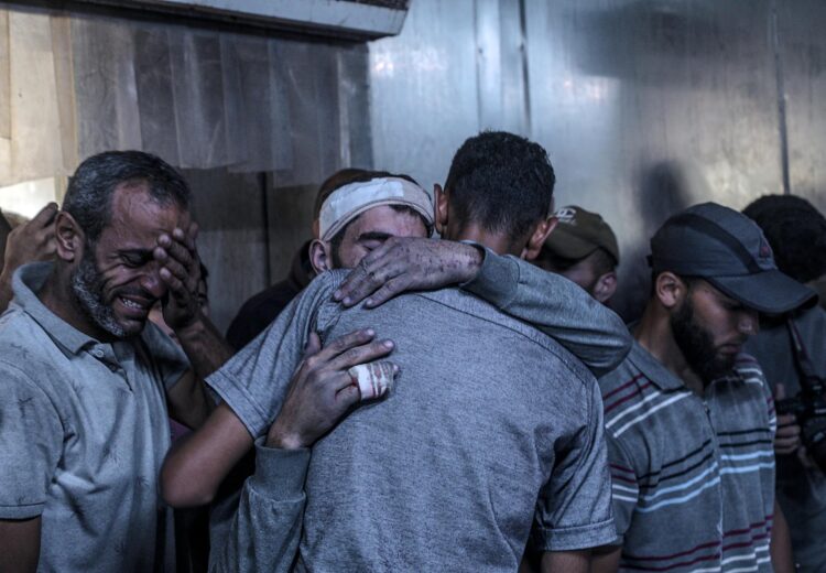 Un padre llora la pérdida de su hija victima de un bombardeo israelí en el hospital Al Shifa de Gaza el 15 de julio de 2025. EFE/EPA/MOHAMMED SABER