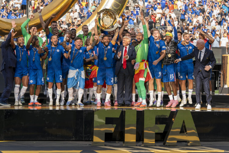 Reece James (c) de Chelsea levanta el trofeo de campeón del Mundial de Clubes junto al presidente de los Estados Unidos, Donald Trump tras vencer a París Saint-Germain (PSG) en el estadio MetLife en Nueva Jersey (Estados Unidos). EFE/ Ángel Colmenares