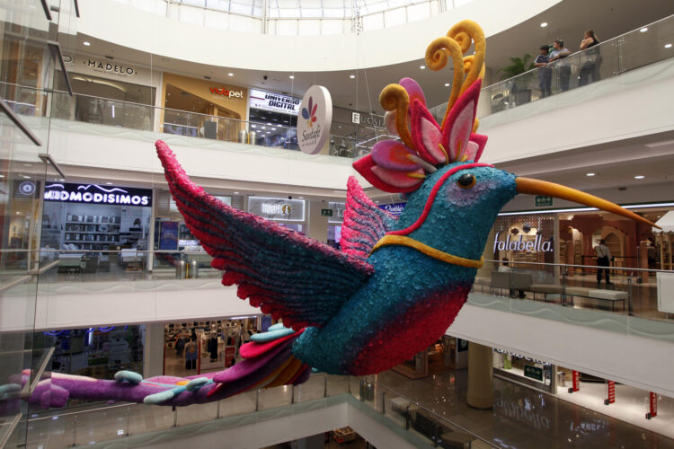 Un globo de 14 metros engalana en Medellín el tapete de flores vivas más grande del mundo