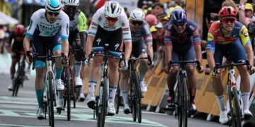 El belga Merlier logra una victoria de ‘foto finish’ en accidentado esprint de Dunkerque