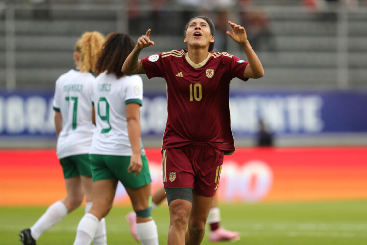 La creativa venezolana Joemar Guarecuco celebra su gol, el tercero de la vapulead por 7-1 que propinaron este sábado, en la tercera fecha del Grupo B de la Copa América a Bolivia en partido jugado en el  estadio Gonzalo Pozo Ripalda de Quito. EFE/ José Jácome