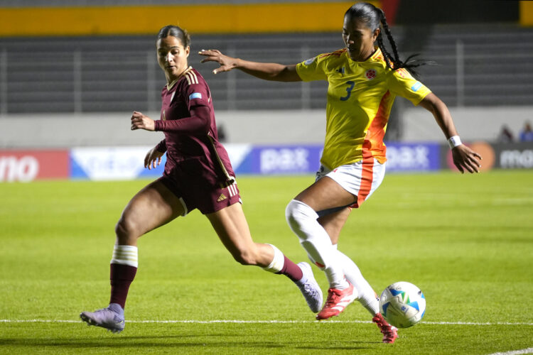 La delantera venezolana Deyna Castellanos (i) acompaña el desplazamiento de la centrocampista colombiana Daniela Arias durante el empate sin goles que sellaron ambas selecciones este miércoles en Quito, en partido de la segunda jornada del Grupo B de la Copa América. EFE/ Vicente Costales