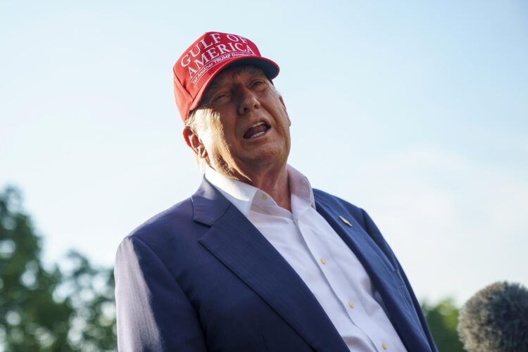 El presidente de EE.UU., Donald Trump, habla con los medios de comunicación al salir de la Casa Blanca en Washington, DC, EE.UU., el 1 de julio de 2025. EFE/WILL OLIVER / POOL