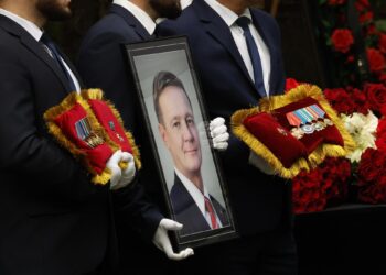 Sepultan en San Petersburgo al ministro ruso hallado muerto el día de su destitución