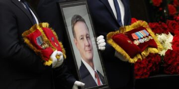 Sepultan en San Petersburgo al ministro ruso hallado muerto el día de su destitución