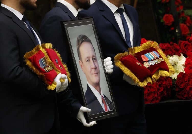 Román Starovoit, quien fue hallado muerto el pasado lunes en Moscú horas después de que el presidente ruso, Vladímir Putin, lo destituyera como ministro de Transporte, fue sepultado este viernes en San Petersburgo,EFE/EPA/ANATOLY MALTSEV